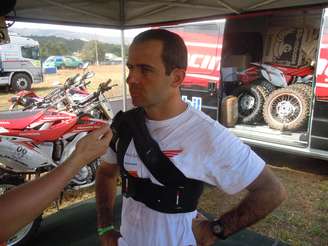 <p>Dono de cinco títulos do Rally dos Sertões, Jean Azevedo corre com proteção sobre o ombro</p>