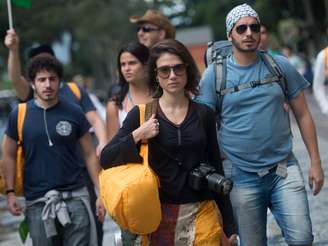Jovens caminham em direção a Copacabana para o evento que encerra a JMJ