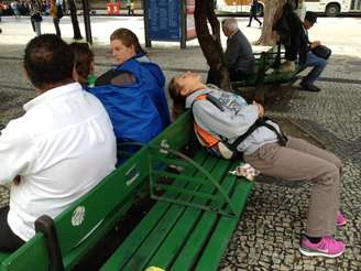 Italiana dorme em banco próximo ao Theatro Municipal do Rio de Janeiro