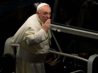 No papamóvel, papa Francisco interage com o público em Copacabana