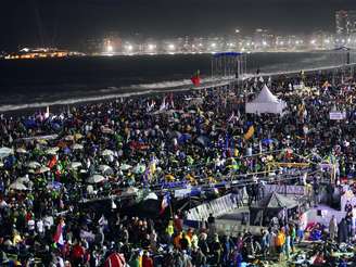 <p>Milhares de peregrinos lotavam as areias de Copacabana à espera do Papa</p>