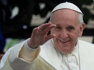 <p>O papa Francisco chega de papamóvel à orla de Copacabana, antes de rezar a Missa de Envio</p>