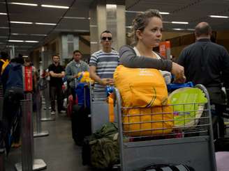 Um dia após o papa Francisco deixar o País, peregrinos tiveram que ter muita paciência no aeroporto do Galeão