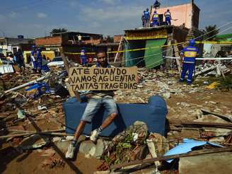 Rompimento de adutora causou a morte de uma menina de três anos e destruiu casas e veículos na zona oeste do Rio de Janeiro