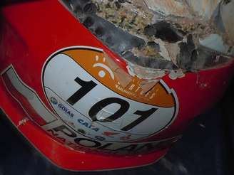 <p>Polonês diz ter sido bloqueado por competidor das motos; em acidente, rachou o capacete (foto), perdeu equipamentos e avariou o quadriciclo</p>