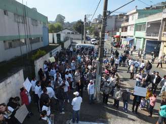 <p>Moradores se reuniram em frente ao hospital Sapopembinha, na zona leste da capital paulista</p>