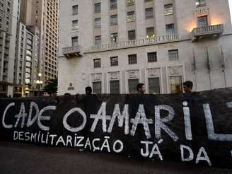 Manifestantes carregam faixa cobrando informações sobre o paradeiro do pedreiro Amarildo de Souza, desaparecido no Rio de Janeiro