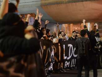 Manifestantes carregam faixa cobrando informações sobre o paradeiro do pedreiro Amarildo de Souza, desaparecido no Rio de Janeiro