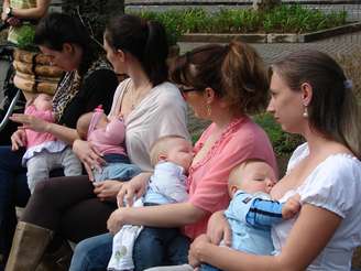 Mulheres amamentaram seus bebês em praça na rua XV  de Novembro, em Blumenau