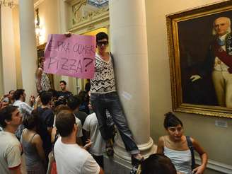 <p>Manifestantes invadiram a Câmara de Vereadores para acompanhar a instalação da CPI</p>