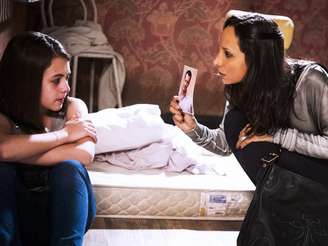 Em cativeiro, Alejandra (Maria Maya) mostra foto de Bruno (Malvino Salvador) para ameaçar Paulinha (Klara Castanho)