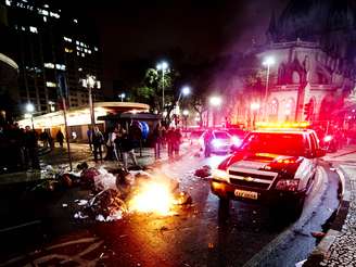 Lixo foi espalhado pela rua e queimado nas ruas próximas à Câmara Municipal de São Paulo