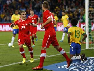 Jogadores da Suíça festejam gol que garantiu a vitória sobre o Brasil