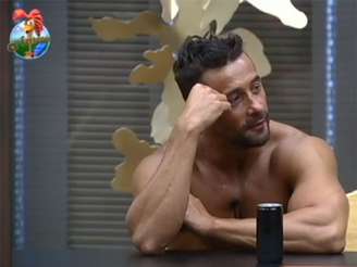 <p>Marcos Oliver durante seu confinamento no reality show A Fazenda</p>