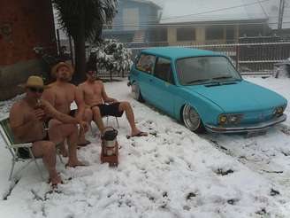 <p>Selvino, Anderson e Daniel tiraram fotografia só de bermuda e chinelo na neve em Caxias do Sul e viraram sucesso na internet</p>