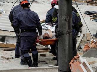 <p>Bombeiros retiram vítima dos destroços do prédio que desabou</p>