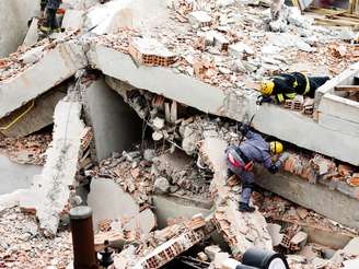 <p>Bombeiros trabalham desde a manhã de terça-feira no resgate de vítimas</p>