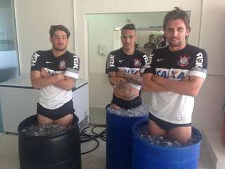 Alexandre Pato, Paolo Guerrero e Paulo André usam os baldes de gelo