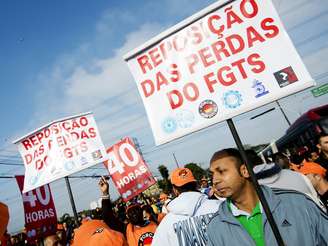 <p>Manifestantes que bloquearam a marginal Pinheiros promovem um encontro na ponte do Socorro</p>