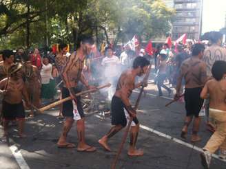 <p>Índios dançam e cantam em protesto na praça da Matriz, em Porto Alegre, pedindo demarcação de terras</p>