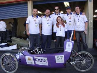 Integrantes do grupo EESC - Mileage posam ao lado do campeão Faísca II, veículo elétrico que construíram