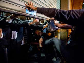 <p>Manifestantes do movimento Black Bloc realizaram um protesto nesta sexta-feira no prédio do Tribunal de Justiça do Rio de Janeiro contra a prisão de três pessoas ligadas ao grupo</p>