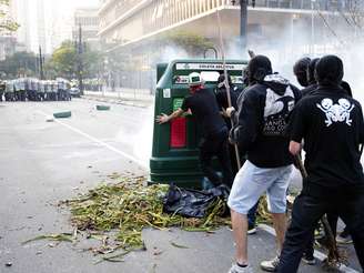 <p>Integrantes do Black Bloc entram em confronto com policiais militares em protesto em São Paulo</p>