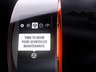 Smartwatch avisa usuário sobre informações do carro, como quando é hora de trocar o óleo, por exemplo