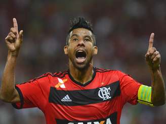 <p>Léo Moura fez o primeiro gol da equipe flamenguista no Maracanã</p>