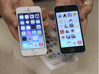 <p>Apple lançou novo iPhone 5S e modelo popular 5C</p>