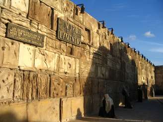 O Parque Tierra Santa leva visitantes a uma viagem de 12 mil quilômetros até o Muro das Lamentações