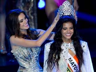 <p>Gabriela Markus, a Miss Brasil 2012, passou a coroa para sua sucessora, Jakelyne Oliveira, representante do Mato Grosso</p>