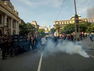 <p>Bombas de efeito foram usadas pela polícia para reprimir os manifestantes</p>