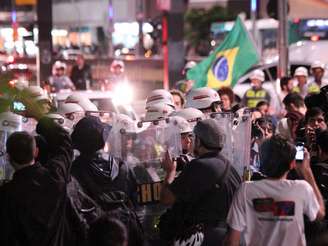 <p>Na pauta da manifestação, a oposição à Copa do Mundo no Brasil, o apoio aos professores do Rio de Janeiro e críticas ao governo de Geraldo Alckmin</p>