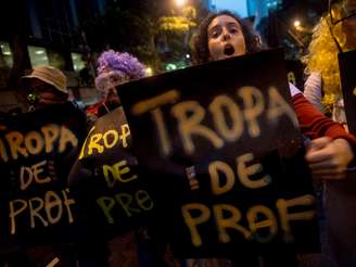 <p>Uma 'tropa de professores' tomou conta das ruas próximas à Candelária na segunda-feira para defender os educadores em greve e criticar a atuação da Polícia Militar</p>