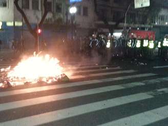 Grupo colocou fogo em lixo e montou barricada na avenida Paulista, em São Paulo, para impedir avanço das tropas policiais