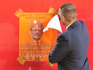 A saída do atual reitor, João Grandino Rodas, a constituição de eleições diretas para a escolha da reitoria e a saída da Polícia Militar do campus da universidade são as reivindicações dos estudantes