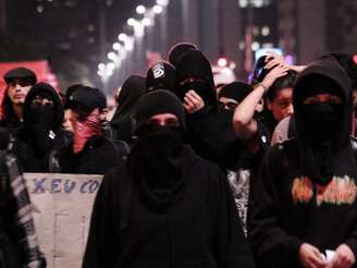 Manifestantes vestidos de preto e mascarados protestaram no centro de São Paulo nesta sexta-feira