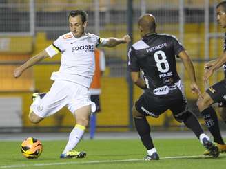 Thiago Ribeiro bate de fora da área