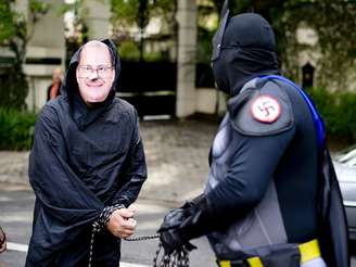 Homem vestido de Batman "prende" outro com máscara do governador de São Paulo, Geraldo Alckmin