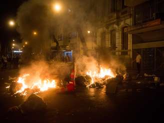 Manifestantes colocam fogo em objetos e fecham rua no Rio de Janeiro