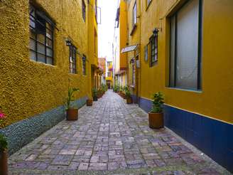 Ruas estreitas e cheias de cores cativam quem visita o bairro de Usaquén, ao norte de Bogotá