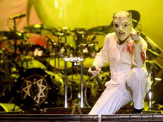 <p>O grupo mascarado Slipknot, liderado por Corey Taylor, foi a atração principal do primeiro dia do festival</p>