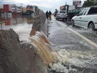 Chuva forte causou alagamentos e provocou a interdição da BR-116 no km 254, divisa de Esteio com Sapucaia do Sul, no sentido capital-interior, na manhã desta quarta-feira