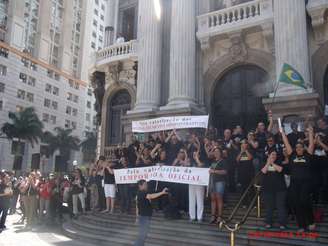 Manifestantes entregaram cartas á população em que afirma que a administração da instituição está negligenciando espetáculos artísticos