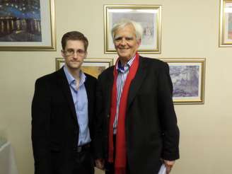 Imagem divulgada pelo Partido Verde mostra Snowden com o parlamentar alemão Hans-Christian Stroebele