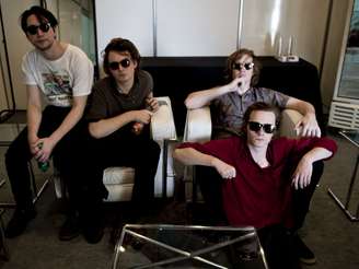 Um dia antes de fazerem sua estreia em palcos brasileiros, neste sábado (9), no Planeta Terra Festival 2013, os integrantes do Palma Violets ensaiaram exaustos, após enfrentarem um voo de 11 horas de Londres para São Paulo