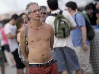 <p>Apesar da grande maioria do p&uacute;blico do Planeta Terra Festival ser jovem, alguns pais roqueiros fazem quest&atilde;o de acompanhar seus filhos na sequ&ecirc;ncia de shows de rock independente, realizada neste s&aacute;bado (9), em S&atilde;o Paulo. &Eacute; raro ver nos milhares de metros quadrados do Campo de Marte pessoas com cabelos brancos, roupas pouco extravagantes e nada tatuados. Por&eacute;m, os poucos que existem no evento acabam "entrando na onda"</p>