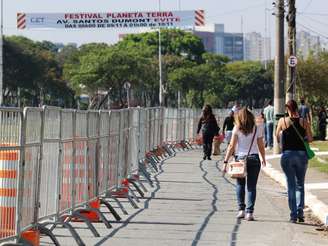 Avenida Santos Dumont, em frente ao Campo de Marte, local do Planeta Terra Festival