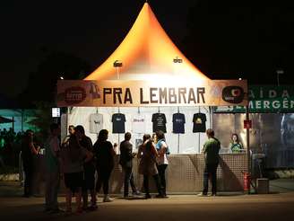 Por toda a área do Planeta Terra Festival, as lojas Para lembrar venderam modelos classudos de camisetas de Lana Del Rey (R$ 100), Blur (R$ 80), Travis (R$ 80), Beck (R$ 80) e O Terno (R$ 50). Os modelos são produzidos no Brasil, com autorização de todas as bandas, pela empresa Cover Your Bone